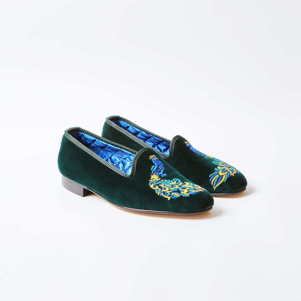 Gröna Venetian slippers i sammet med handbroderad påfågel från Bowhill & Elliott