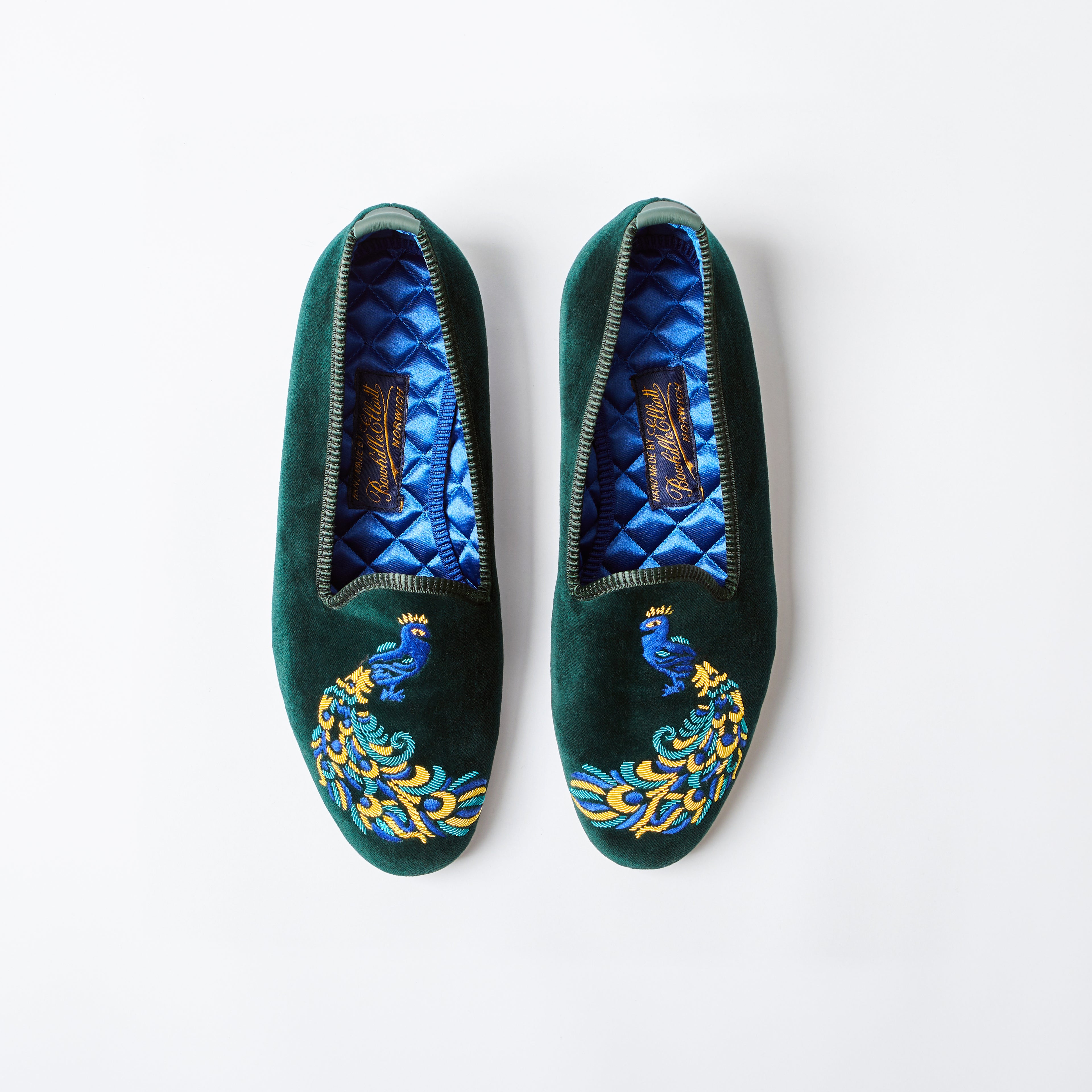 Gröna Venetian slippers i sammet med handbroderad påfågel från Bowhill & Elliott