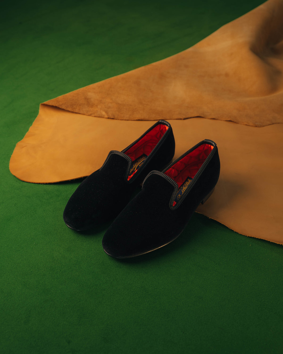 Herrslippers i svart sammet – Albert Slipper Plain Black | Bowhill & Elliott
