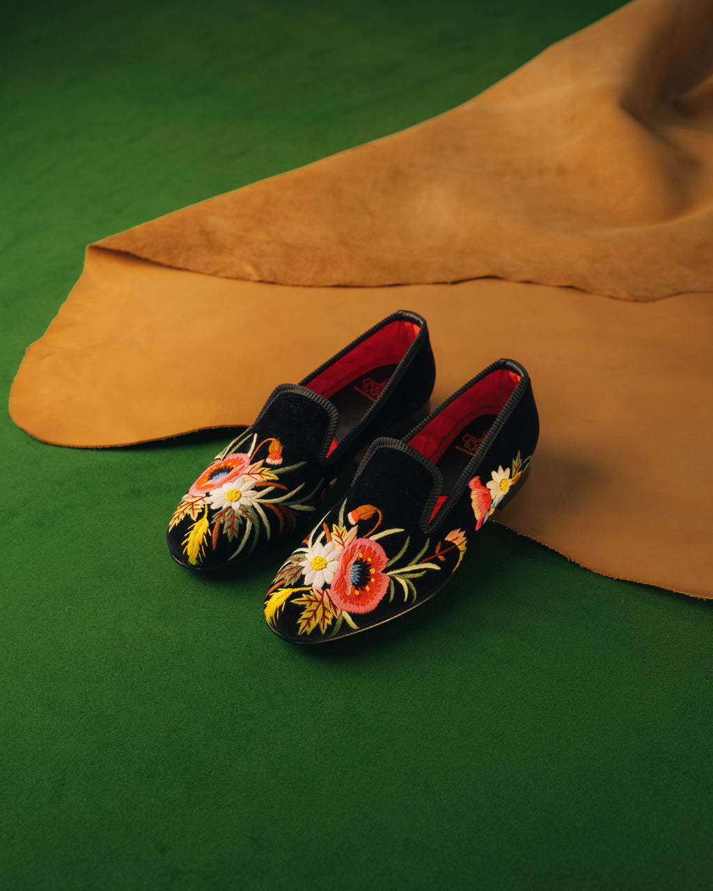 Damtofflor i svart sammet med brodyr - Albert Slippers Poppies | Crockett & Jones