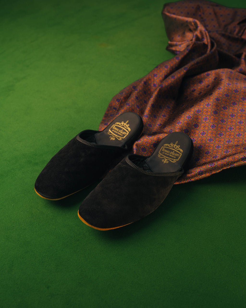 Inomhustofflor - Mule Slipper i svart mocka, Bowhill & Eliott