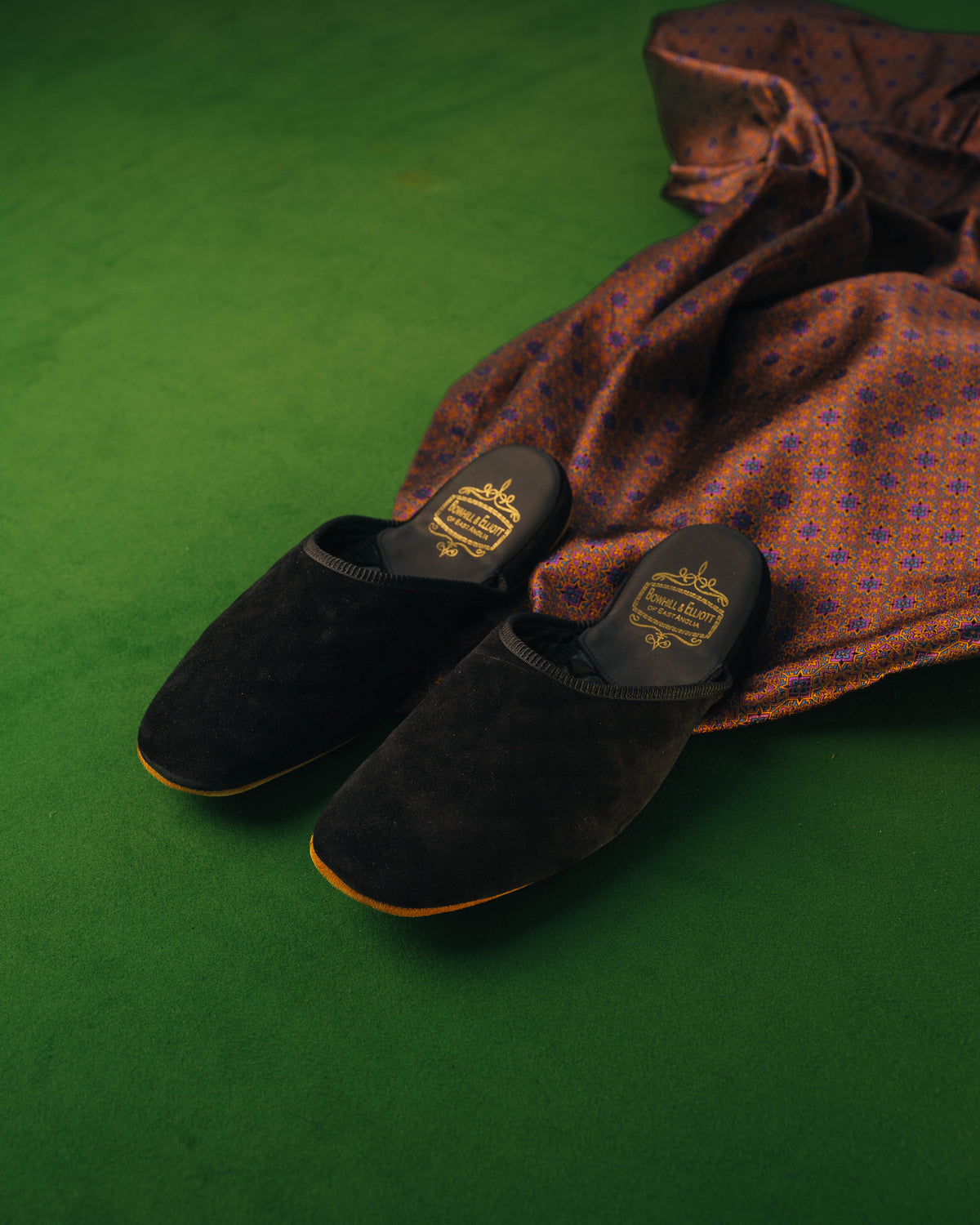 Inomhustofflor - Mule Slipper i svart mocka, Bowhill & Eliott