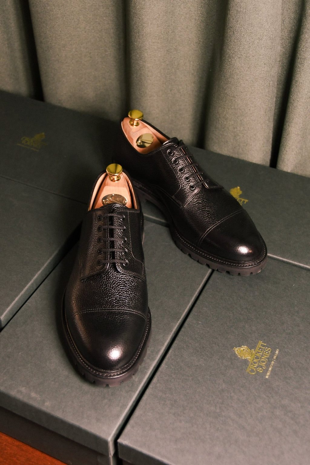 Sandhurst Derby, Black Scotch Grain 'Vibram' Crockett & Jones - Hammargruppen