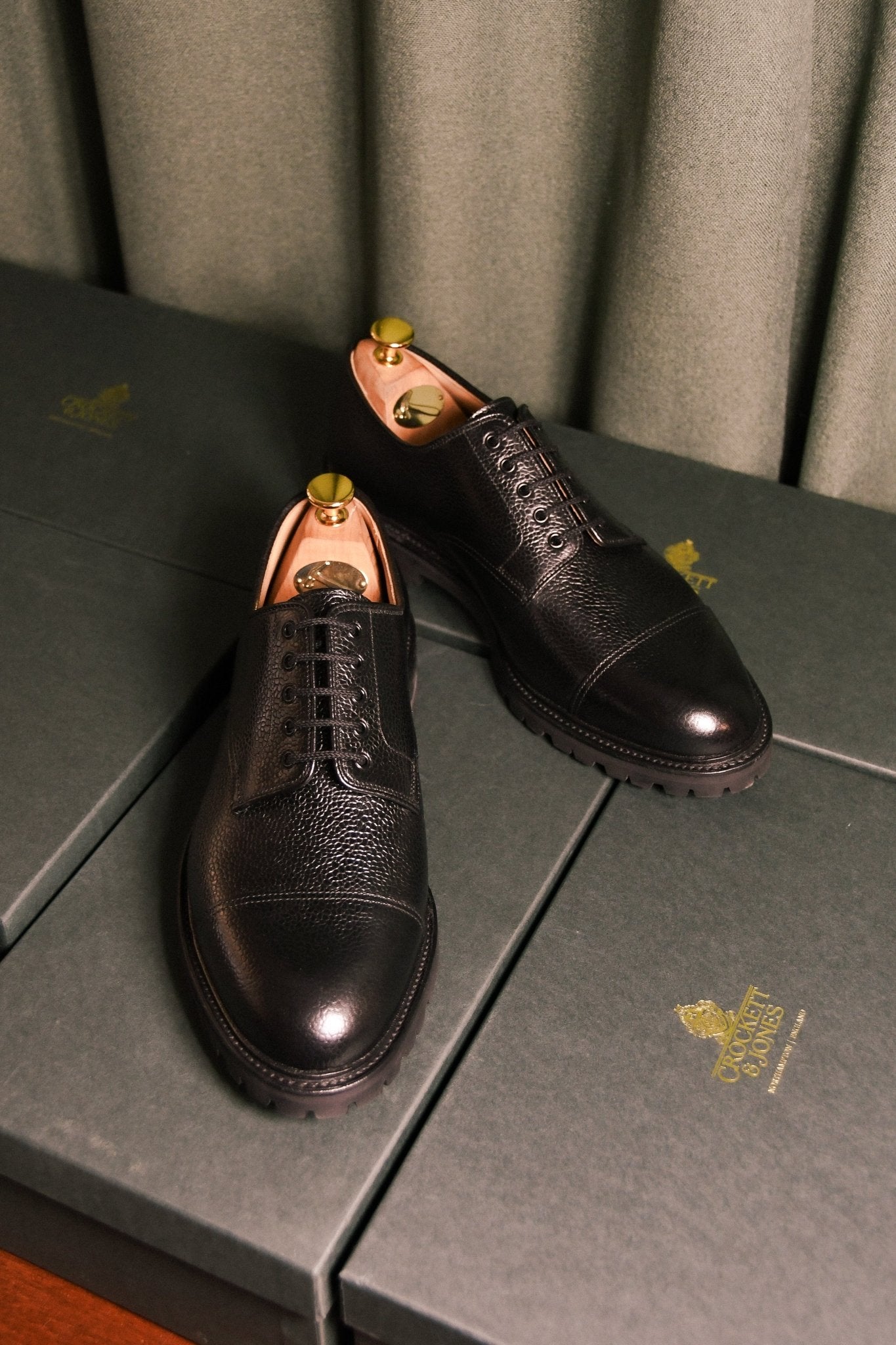 Sandhurst Derby, Black Scotch Grain 'Vibram' Crockett & Jones - Hammargruppen